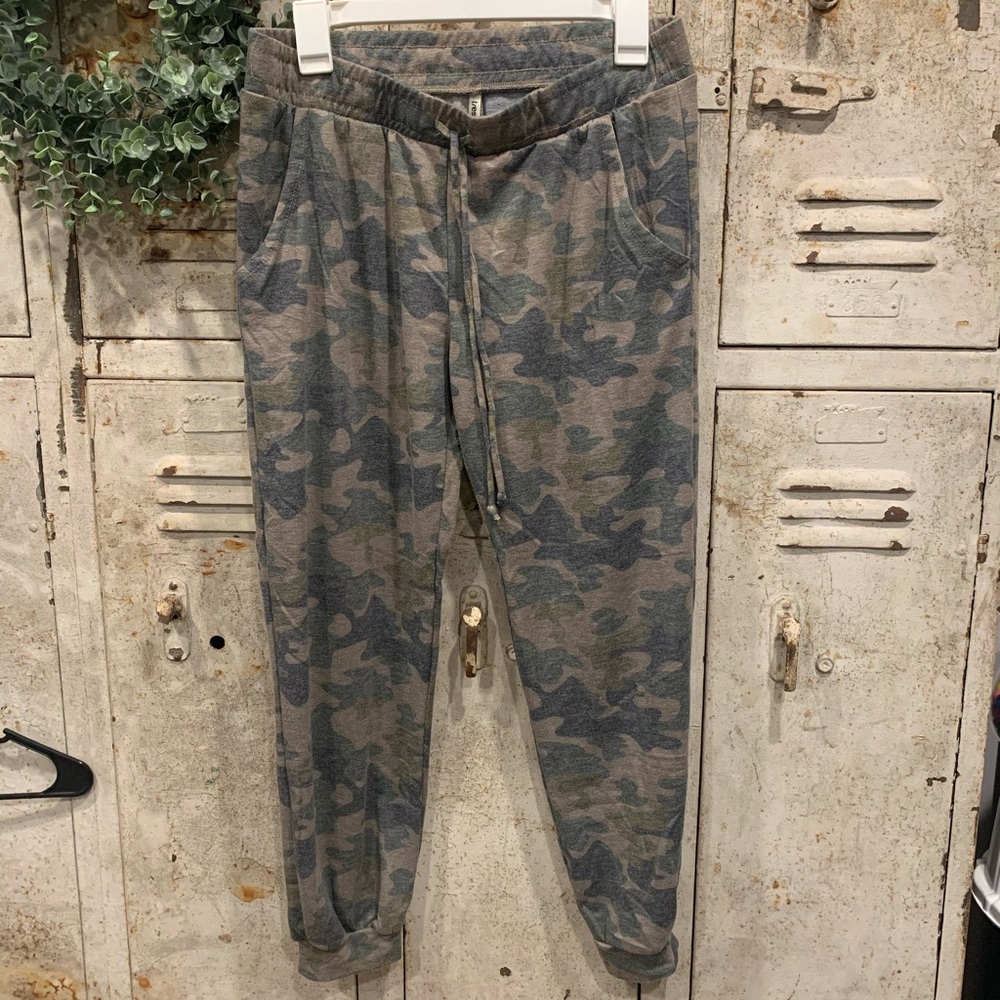 Women’s camo jogger style pant